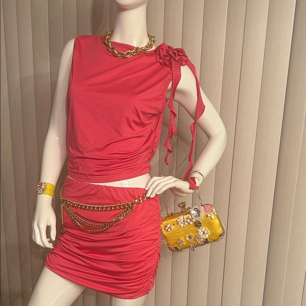 Chic Pink Ruched 2pcs skirt suit with Gold Chain Accents - Picture 4 of 6